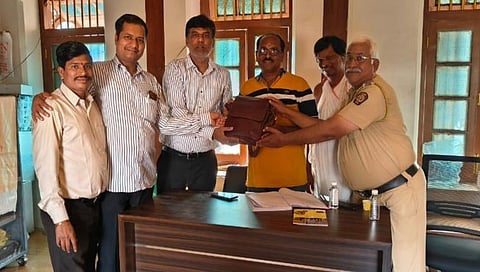 Nashik News : हरवलेली पैशाची थैली शिक्षकास केली परत, कर्मचाऱ्याच्या प्रामाणिकपणाचे कौतुक