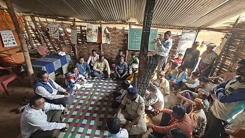 जळगाव : 20 किलोमीटर पायपीट करत आंबापाणीला पोहचणारे पहिले जिल्हाधिकारी ठरले आयुष प्रसाद