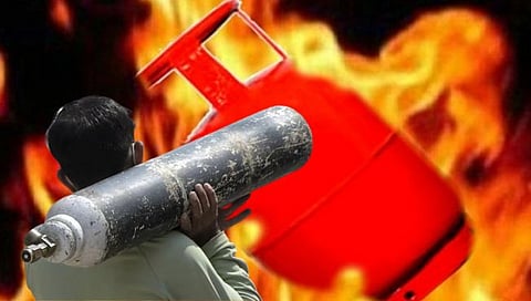 Cylinder blast Nashik : सिलिंडर स्फोटाचा धोका रस्तोरस्ती, कंपन्यांकडून सुरक्षा मापदंडांकडे दुर्लक्ष