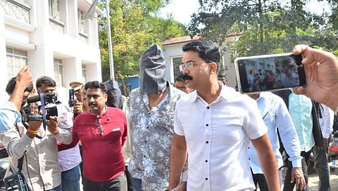 ललित पाटीलला न्यायालयात हजर करताना(छाया -हेमंत घोरपडे)