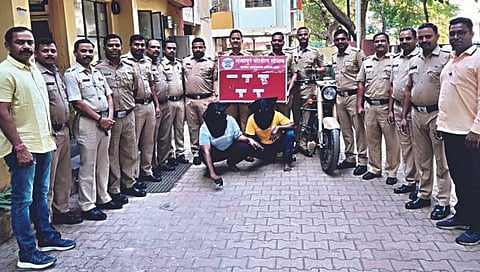 Nashik Chain Snatching : सोनसाखळी चोरांना नडला दुचाकीस्वार, दुचाकी समोर-दुचाकी केली आडवी ; दोघे गजाआड