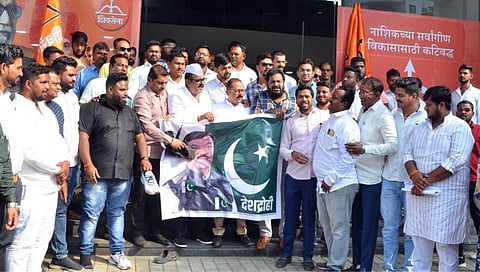 जोडे मारत आंदोलन करताना शिदे गटाचे कार्यकर्ते(छाया-हेमंत घोरपडे)