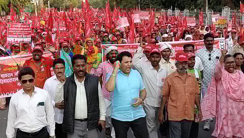 Dhule News : धुळ्यात धडकले लाल वादळ; सरकारवर जोरदार टीकास्त्र