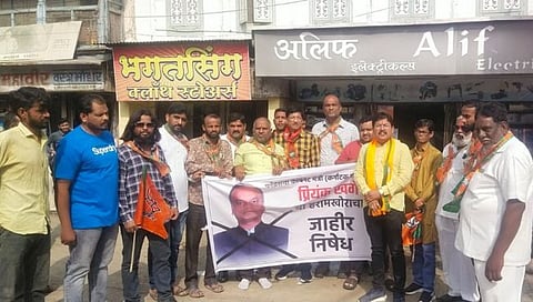 Priyank Kharge Statement : मनमाडला प्रियांका खर्गेंच्या प्रतिमेेेला जोडेमारो’