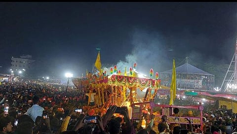 ओझर येथील खंडेराव महाराज यात्रेनिमित्त बारागाडे सोहळ्या निमित्त झालेली गर्दी.