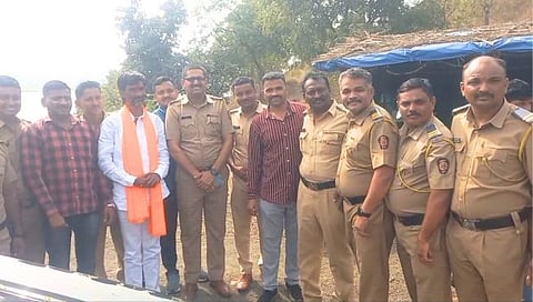 जळगाव : पोलिसही जरांगे पाटलांचे चाहते, फोटो अन् सेल्फी’चा आवरेना मोह