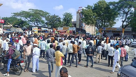 Nashik Onion News : निर्यातबंदीमुळे कांद्याचे भाव कोसळले; शेतकऱ्यांचा रास्ता रोको