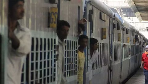 Nandurbar News : रेल्वे तिकिट आरक्षण केंद्रावर छापेमारी; मुंबई कनेक्शन चौकशीच्या रडारवर