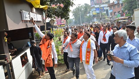 नाशिक : इंग्रजी पाट्यांना काळे फासताना मनसैनिक. (छाया : हेमंत घोरपडे)