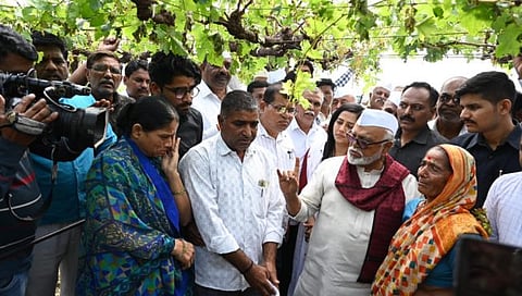 Chhagan Bhujbal : विरोध नाक्यावर, भुजबळ बांधावर; राजकारणाची नाही, अश्रू पुसण्याची वेळ
