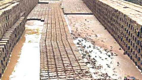 Nashik News : गारपिटीमुळे वीटभट्ट्यांचे मोठे नुकसान, कुंभार समाजाचे सरकारला साकडे