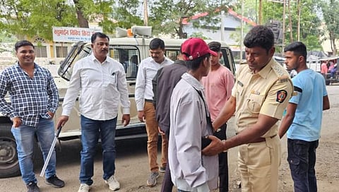 Dhule News : महाविद्यालयाच्या परिसरात टवाळखोरी करणाऱ्यांना पोलिसांचा दंडुका