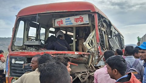 Dhule Accident : गंगापूर गावाजवळ भरधाव ट्रालाची एसटी बसला धडक, प्रवासी जखमी