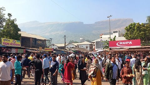 Nashik Trimbakeshwar : त्र्यंबकनगरी पर्यटकांनी गजबजली, दहा पट दर देऊनही मिळेना खोली