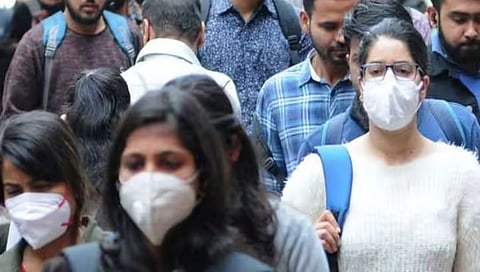 Corona Update : गर्दीच्या ठिकाणी मास्क वापरण्याचे टास्क फोर्सचे निर्देश