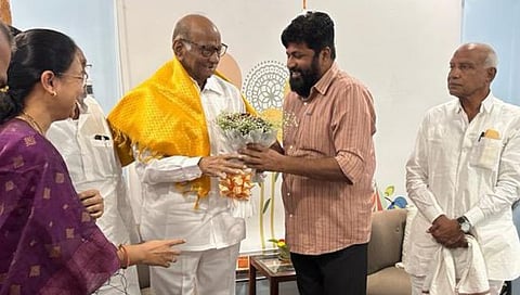 Sharad Pawar Meet Bachchu Kadu | शरद पवारांनी घेतली बच्चू कडूंची भेट, महाविकास आघाडीत परतणार? चर्चेला उधाण