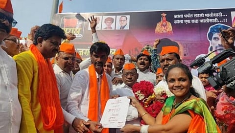 जळगाव: मनोज जरांगे-पाटील यांना महिलेने दिले रक्ताने लिहिलेले पाठिंब्याचे पत्र