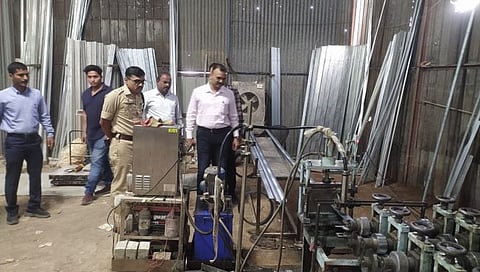 धुळे: जिंदाल कंपनीच्या बनावट स्टील पट्टी कारखान्यावर छापा; २४ लाखांचा मुद्देमाल जप्त