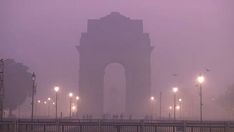 Delhi Weather | दिल्लीत दाट धुक्यामुळे ११० विमान उड्डाणे, २५ रेल्वे गाड्यांना फटका
