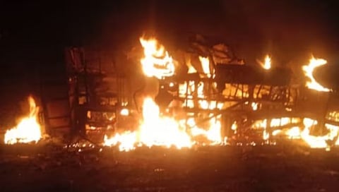 Madhya Pradesh Accident | मध्य प्रदेशातील गुना येथे भीषण अपघातानंतर बसला आग, १३ जणांचा होरपळून मृत्यू