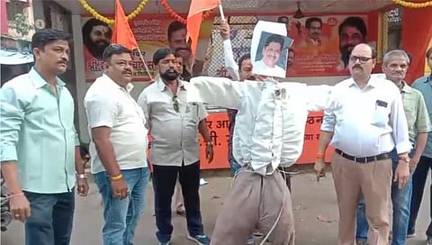 Deepak Kesarkar : ठाकरे गटाकडून मंत्री दीपक केसरकारांचा पुतळा जाळून निषेध