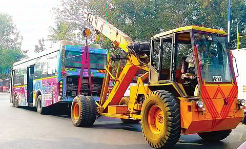 Pune News : ठेकेदारांच्या नव्याकोर्या ’पीएमपी’ला घरघर!