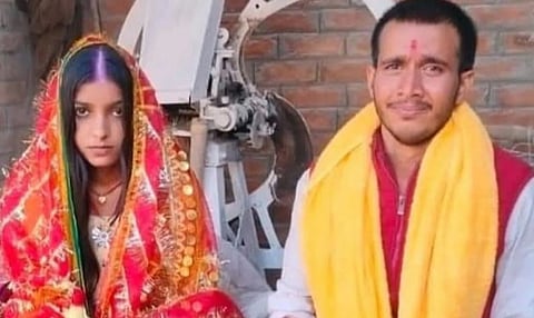 बिहार लोकसेवा आयोगाच्या परीक्षेच्या माध्यमातून शिक्षक झालेल्या गौतम कुमार याचे अपहरणकर्त्याच्या मुलीशी बळजबरीने लग्न लावण्यात आल्याचा दावा केला जात आहे.