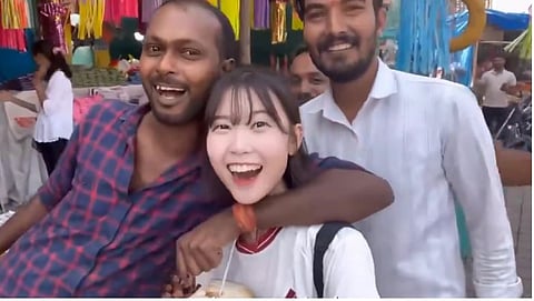 Korean Vlogger Harassed : कोरियन पर्यटक तरुणीशी महाराष्ट्रात छेडछाड; भररस्त्यावर लाजीरवाणा प्रकार, व्हिडिओ व्हायरल