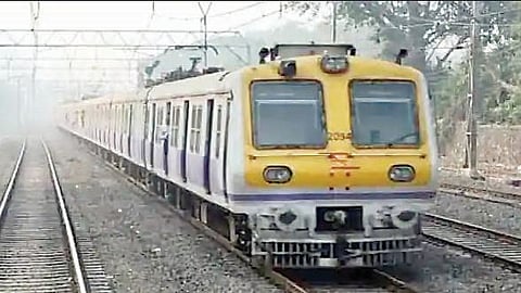 Mumbai | ३ कर्मचाऱ्यांना लोकलने उडवले, वसई रोड- नायगाव रेल्वे स्टेशनदरम्यान दुर्घटना