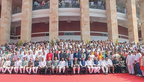 नागपूर : नाराजीनाट्यानंतर मंत्री, आमदारांचे फोटोसेशन