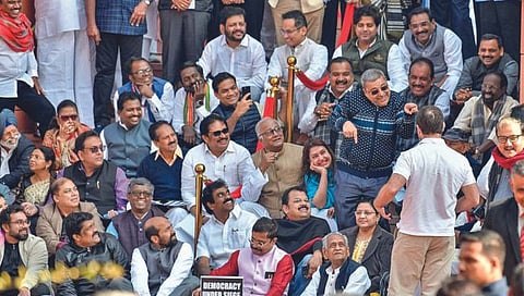 राजकारण : संसदेच्या सन्मानाला धक्का