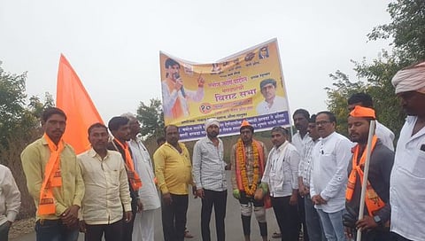 धाराशिव : वरवडा ते औसा गुडघ्यावर चालून वरवड्याचा युवका मराठा आरक्षणाला पाठिंबा