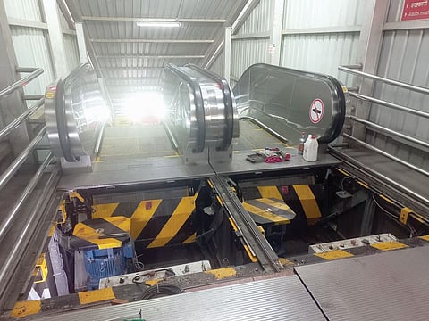 Pune News : रेल्वे स्थानकावरील सरकता जिना बंद; प्रवाशांचे हाल