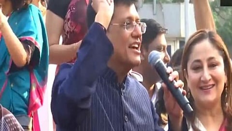 Looking Like A Wow : ‘जस्ट लुकिंग लाईक..’ ट्रेंडमध्ये केंद्रीय मंत्री पियुष गोयलही