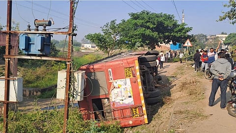 पिंपरनेजवळ एक्सल तुटल्याने एसटी बस पलटी; विद्यार्थी जखमी