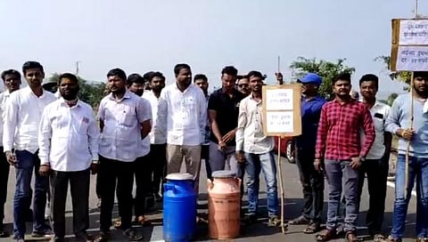 सांगली : भिवघाट रस्त्यावरील मेटकरवाडीत दूध दरासाठी शेतकऱ्यांचे रास्ता रोको आंदोलन
