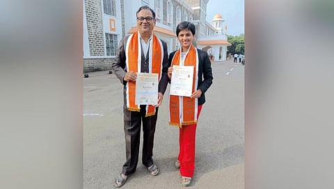 मिरजेतील बाप-लेकीने घेतली एकत्रित पदवी