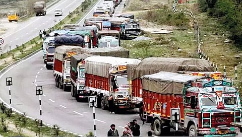 ट्रक ड्रायव्हरची केबिन एसी असणे अनिवार्य; केंद्रीय रस्ते वाहतूक मंत्रालयाकडून अधिसूचना जारी