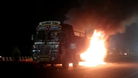 कोल्हापूर : पूणे-बंगळूर महामार्गावर ट्रकला भीषण आग; तावडे हॉटेल येथील घटना