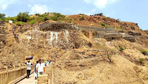 Vishalgad Fort Kolhapur : वृक्षांअभावी विशाळगड बनला ‘उजाड’