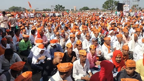 बीड : मनोज जरांगे- पाटील यांचे जल्लोषी स्वागत; ठिकठिकाणी पुष्पवृष्टी