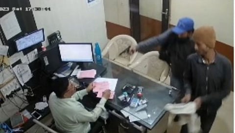 धाराशिव : कॅशिअरच्या डोक्याला पिस्टल लावून २ कोटींचे सोने लुटले