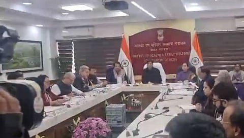 COVID-19 : ‘घाबरू नका, सतर्क रहा’; कोरोनाच्या नव्या व्हेरियंटबाबत केंद्रीय आरोग्य मंत्र्यांचे आवाहन