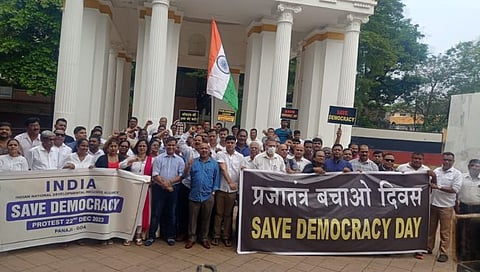 Suspension of MP: खासदार निलंबनाच्या निषेधार्थ इंडिया आघाडीचे आंदोलन