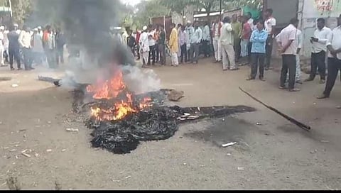 सोलापूर: उडगीत सिद्धाराम म्हेत्रे यांच्या बॅनरची विटंबना; काँग्रेस कार्यकर्त्यांचा रास्ता रोको