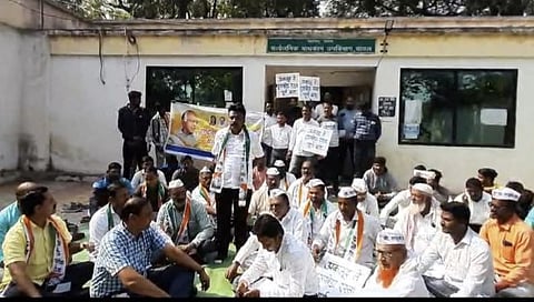 जळगाव : अकलूज ते दुधखेडा रस्त्यासाठी राष्ट्रवादीचे ठिय्या आंदोलन