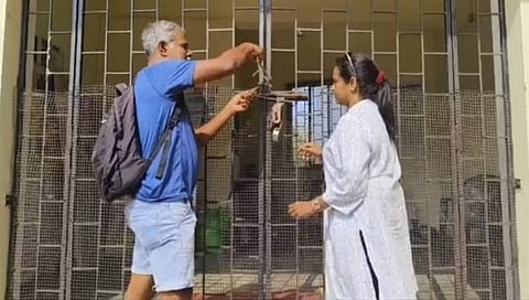 Goa News : सचिव बैठकीला गैरहजर राहिल्याने बार्देश पंचायतीला ग्रामस्थांनी ठोकले टाळे