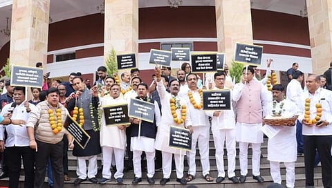 Maharashtra Winter Session 2023 : ‘शेतकऱ्यांची कर्जमाफी करा’, अधिवेशनाच्या पहिल्याच दिवशी विरोधक आक्रमक