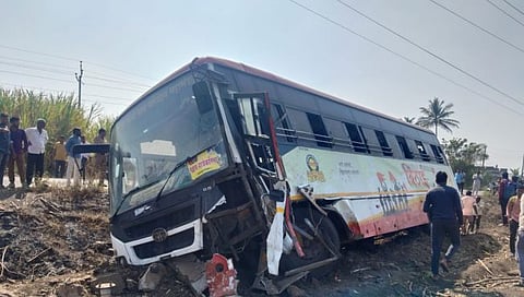 एसटी बसला अपघात