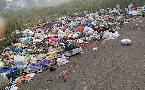 तळेगाव येथील डीपीरोड झाला अस्वच्छ